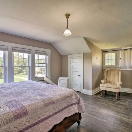 Glasgow Home w/ Porch: Close to Lake & Caves!