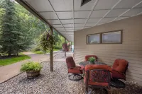 ที่พักส่วนตัวให้เช่า 1 ห้องนอน โดย RedAwning ที่มีสไตล์และสว่างสด! อยู่ชั้นล่าง สามารถเดินไปสกี มีบ่อน้ำร้อนและสระว่ายน้ำ