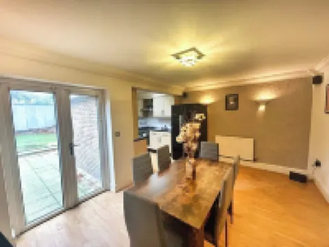 3 Bed Town House - Sleeps 5 - Ensuite - Off Street Parking - Pets Welcome - Wifi