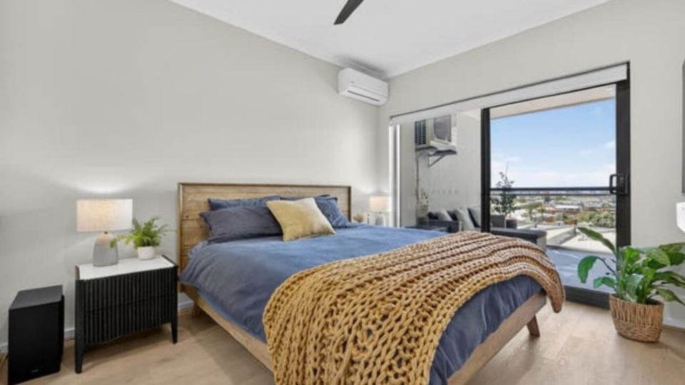 Luxury Apartment with Private Balcony & Parking in Perth CBD.