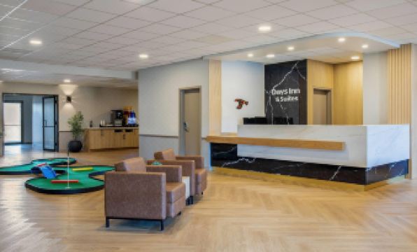 Days Inn & Suites by Wyndham West Edmonton