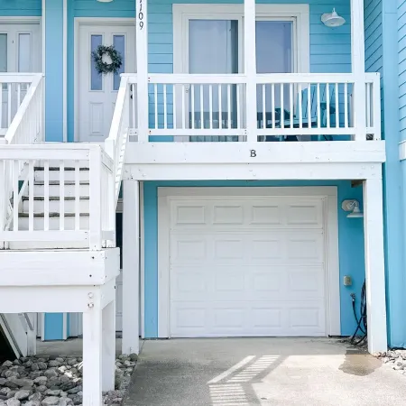 Spacious 3Br/3.5BA Obx Condo • Resort Pool • Near Beach and Sound