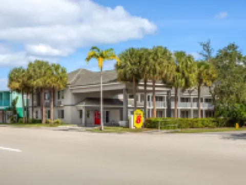 Super 8 by Wyndham Dania/Fort Lauderdale Arpt デイニアのホテル