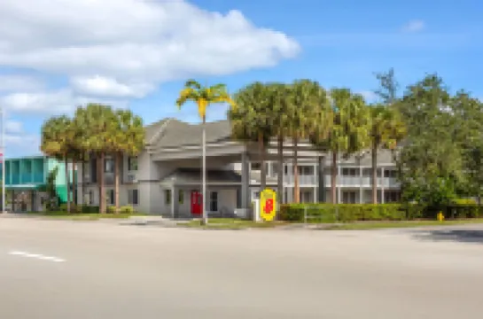 ซุปเปอร์ 8 บายวินด์แฮม ดาเนีย/สนามบินฟอร์ตลอเดอร์เดล