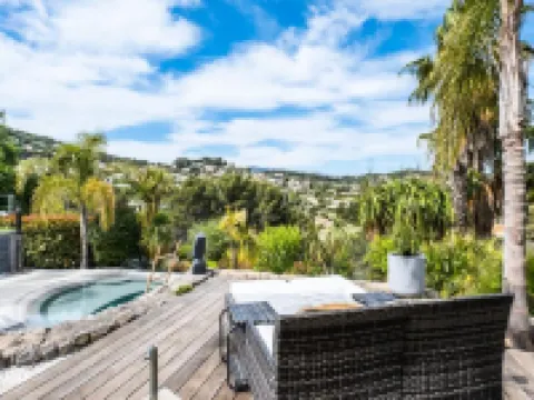 Villa in Golfe-Juan with Pool & Tranquility Hotéis em Vallauris