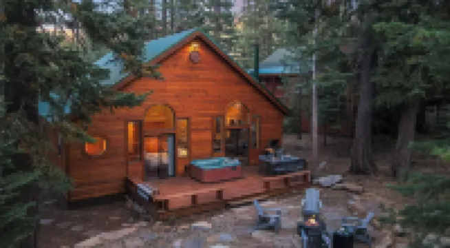 櫻桃木華麗小屋，被松樹環繞，配有熱水浴缸