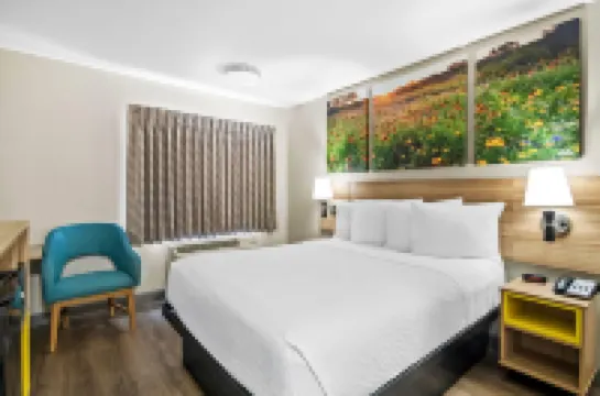 Days Inn & Suites by Wyndham DeSoto