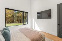 Secluded, modern, spectacular views, hot tub on 18 acres. Firepit,games & more!