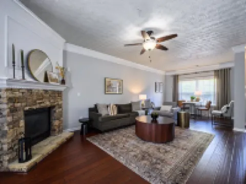 1431 Bay Overlook Dr, Woodstock Hotels in Woodstock