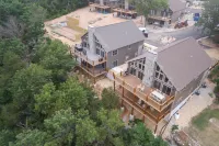 Lavish Retreat w/ Decks, Steps to Table Rock Lake! - 3 tähden