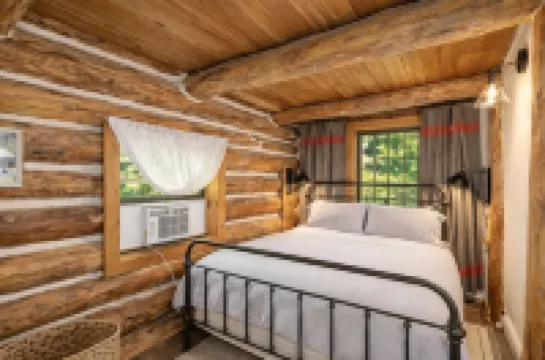 Guten Cabin 3 Bedroom Home by NW Comfy Cabins by RedAwning