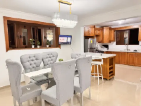 NEW 8apts enjoy HUGE 4 bedrs Hotels in 