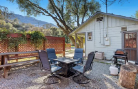 1 Min from Sequoia National Park Cabin for 2 with Additional Sleeper Sofa