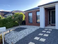 Modern 4-Bedroom Home, Near Playground, Lake & Nature Trails, Minutes to Bendigo