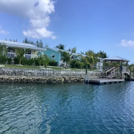 Cozy private green studio cottage on water free floating dock at your doorstep Отели в г. Фрипорт