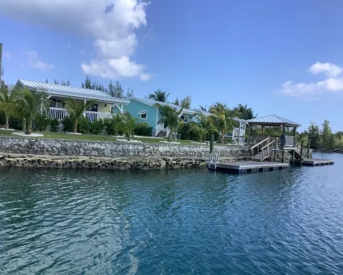 Cozy private green studio cottage on water free floating dock at your doorstep Hotels in Freeport