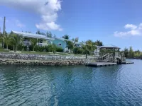 Charming New Blue Studio on water with dock, WiFi & AC in fun time Freeport