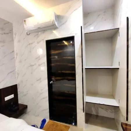 Hotel Comfy Inn Отели рядом с достопримечательностью «Торговый Центр Оберои»