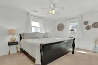 Steps to the Beach. Canal Front with New Dock. Clean, Cozy Getaway. - Boutique