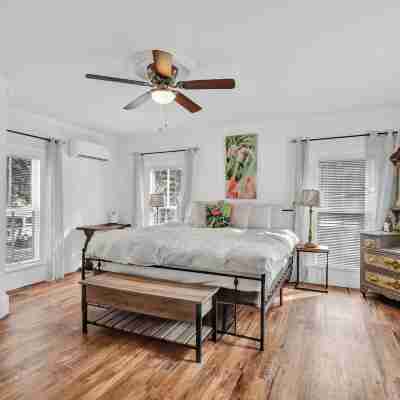 Walk to Downtown Near Beaches Cozy Historic Retreat Rooms
