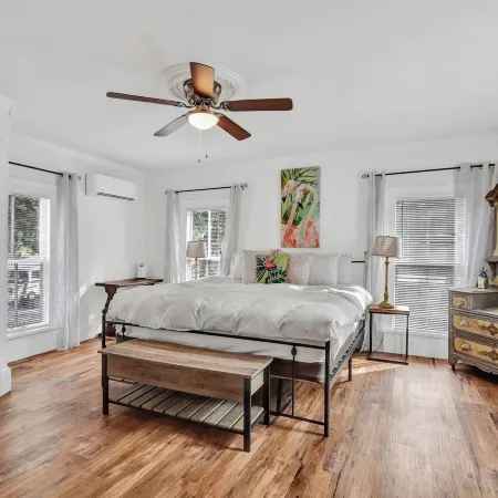 Walk to Downtown Near Beaches Cozy Historic Retreat