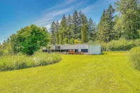 Stunning View! Peaceful Family Home w/ Yard in Roy - Homestays