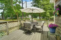 Charming Cape Cod Water-View Cottage - Wifi