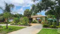 Sunny Priv. Entrance Suite & Bathroom w/ Patio Close to Beach & Downtown - Bungalows