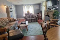 Renovated Bungalow with Cozy Gas Fireplace - Wifi