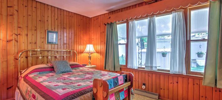 Walk to River! Its A Wonderful Life Cottage Hotels in Jackson County