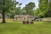 4 Mi to Dtwncarolyn's Cottage' in Decatur - Wifi