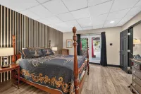 Cozy, Pet-Friendly Retreat in Hickory w/ Fire Pit! - Bintang 3
