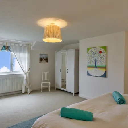 Kingsand Coastal Retreat for 6