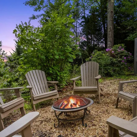 12 Min to Downtown Sleeps 12 Hot Tub Fire Pit