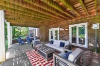 Spacious 4 BR Retreat Near Lake Norman With Deck - Homestays