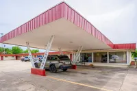 OYO Holiday Capri Motel & RV Park - 2-Star