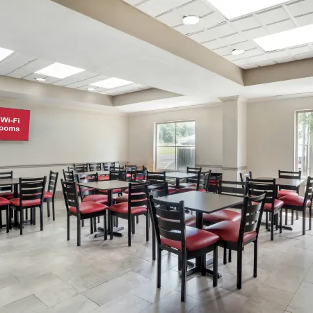 Red Roof Plus+ & Suites Vicksburg