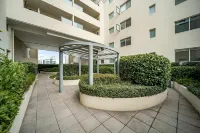Braddon Retreat: Spacious 1-bed With Parking - 4-Star