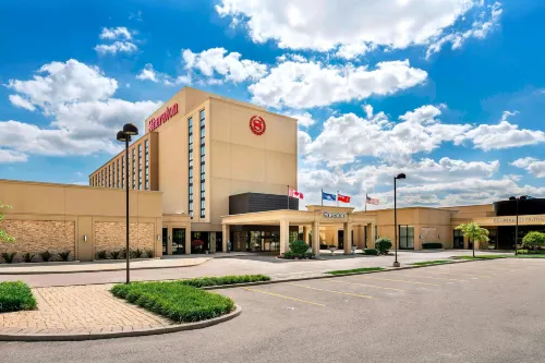 Sheraton Toronto Airport Hotel & Conference Centre - ที่มีสระว่ายน้ำ