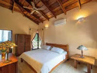 Beautiful Villa, Private Pool, Amazing Gardens! Walkable 5 Bedrooms - balcony