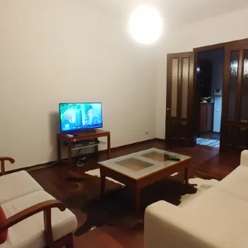 Charming 2-Bedroom Apartment in Heart of Kyiv Отели рядом с достопримечательностью «Андреевская церковь»