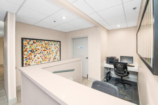 홀리데이 인 익스프레스 앤드 스위트 델라필드