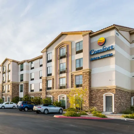 Comfort Inn & Suites Henderson - Las Vegas Отели рядом с достопримечательностью «Хендерсон»