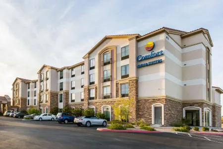 Comfort Inn & Suites Henderson - Las Vegas Отели рядом с достопримечательностью «Парк Кларк Уэтлендс»