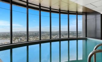 2Br Luxury Skytower -CBD -Pool -Gym -Netflix