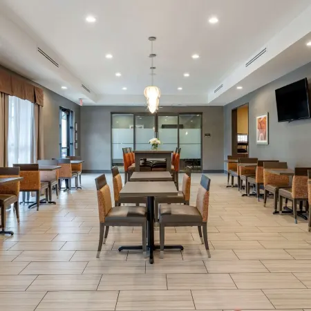 Comfort Suites Near Sam Houston Race Park Отели рядом с достопримечательностью «Виллоубрук»