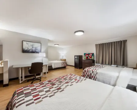 Red Roof Inn & Suites Omaha - Council Bluffs Hotels in Lewis