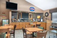 Baymont by Wyndham Lakeville - Parkplatz