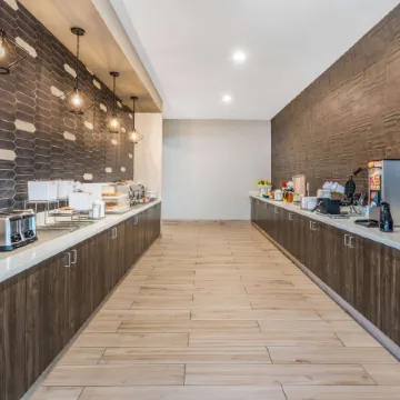 La Quinta Inn and Suites by Wyndham Houston Spring South