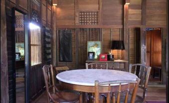 Bon Ton Antique Wooden Villas